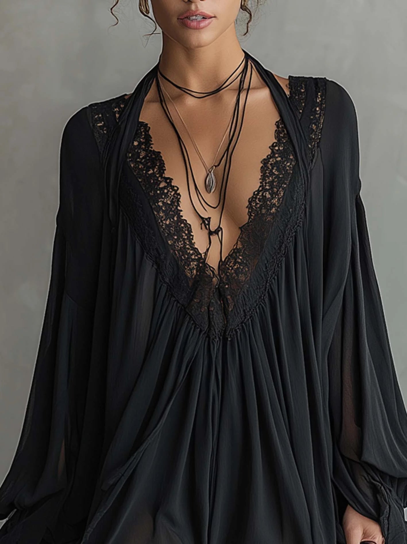 Vestido Mini de Chifón Negro con Cuello de Encaje