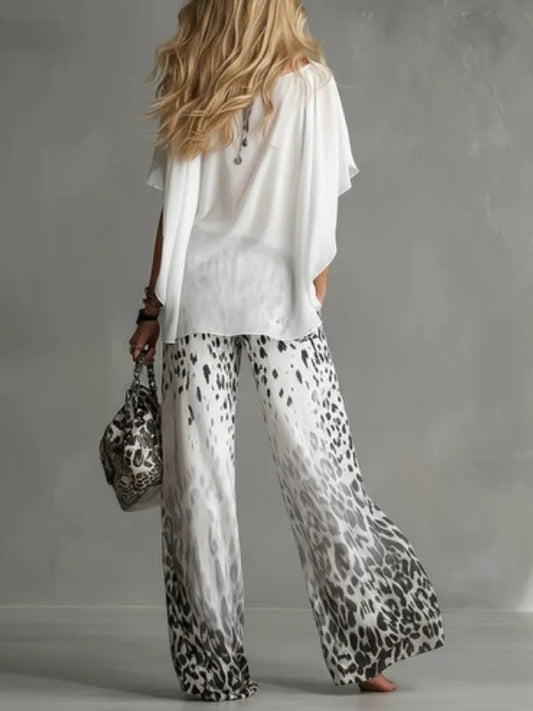 Conjunto de camiseta blanca fluida y pantalones de gasa con estampado de leopardo