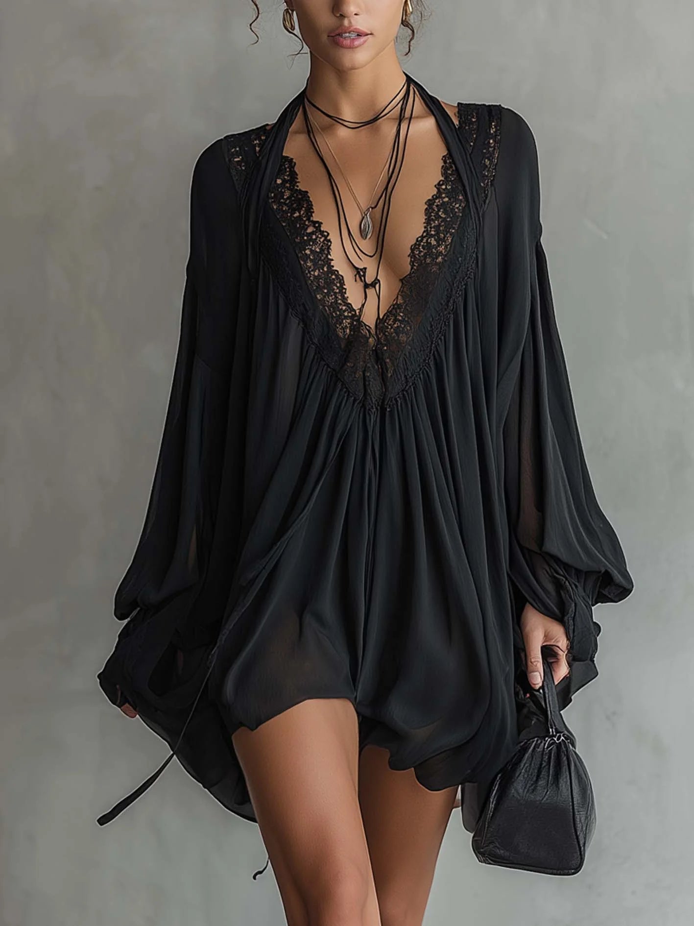 Vestido Mini de Chifón Negro con Cuello de Encaje