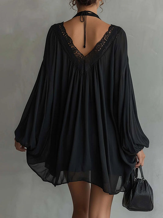 Vestido Mini de Chifón Negro con Cuello de Encaje