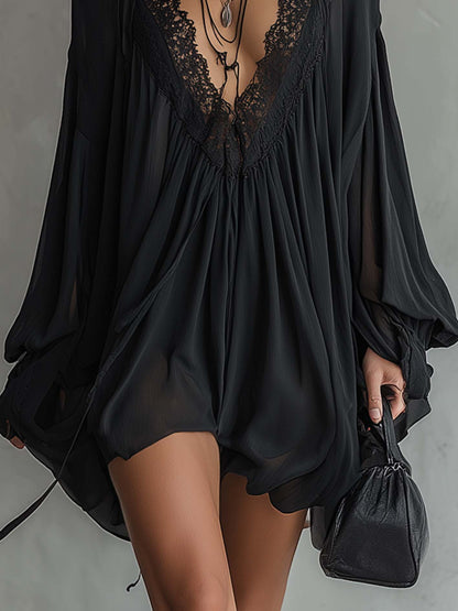 Vestido Mini de Chifón Negro con Cuello de Encaje