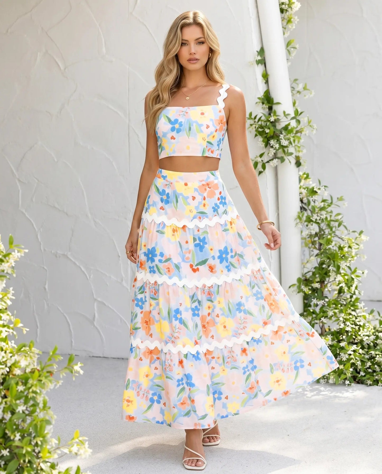 Conjunto de Top Corto Strapless con Estampado Floral y Falda Maxi con Volantes