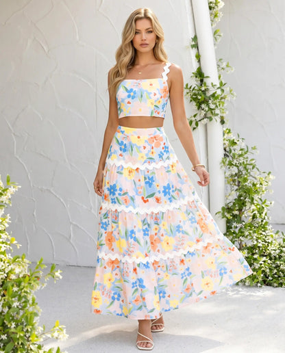 Conjunto de Top Corto Strapless con Estampado Floral y Falda Maxi con Volantes