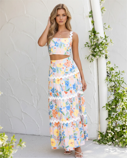 Conjunto de Top Corto Strapless con Estampado Floral y Falda Maxi con Volantes