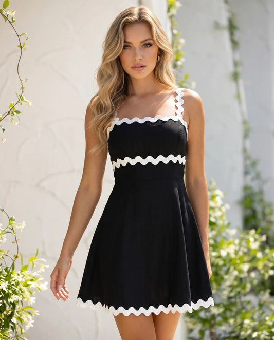 Vestido Mini A-Line de Cuello Cuadrado con Ribete Negro