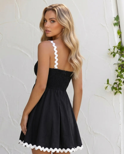 Vestido Mini A-Line de Cuello Cuadrado con Ribete Negro