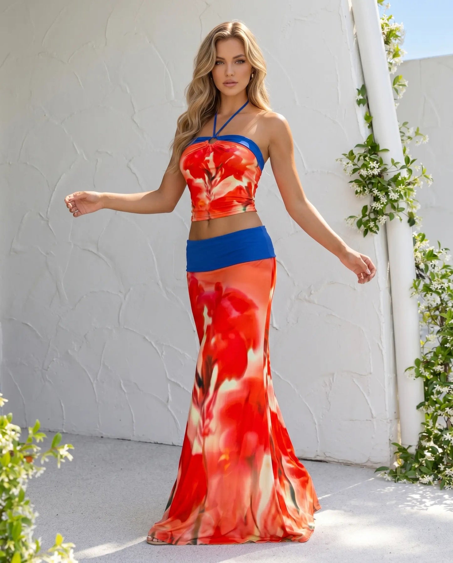 Conjunto de Top Corto de Halter y Falda Larga de Seda de Leche con Estampado Floral Rojo