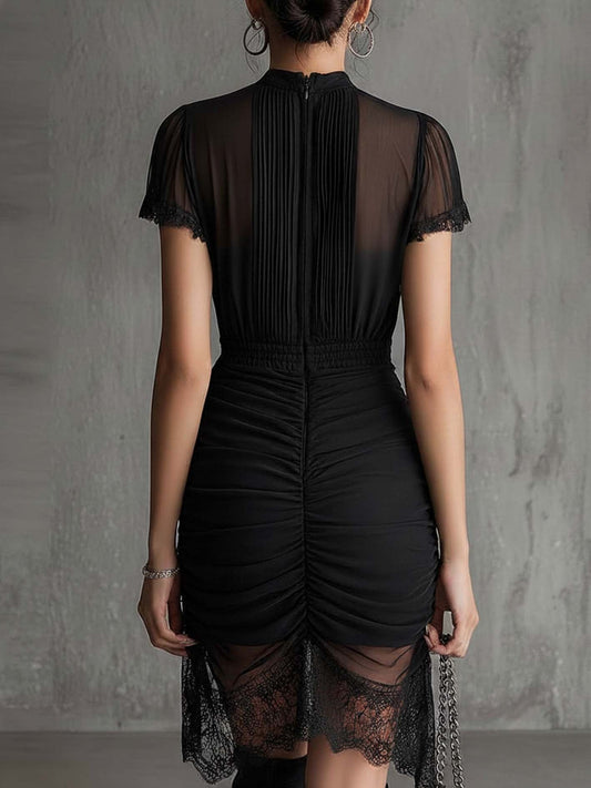 Vestido Mini de Chiffon Negro con Cintura Plisada y Encaje