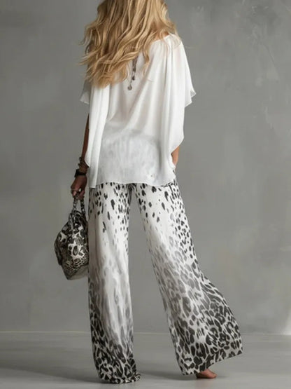 Conjunto de camiseta blanca fluida y pantalones de gasa con estampado de leopardo
