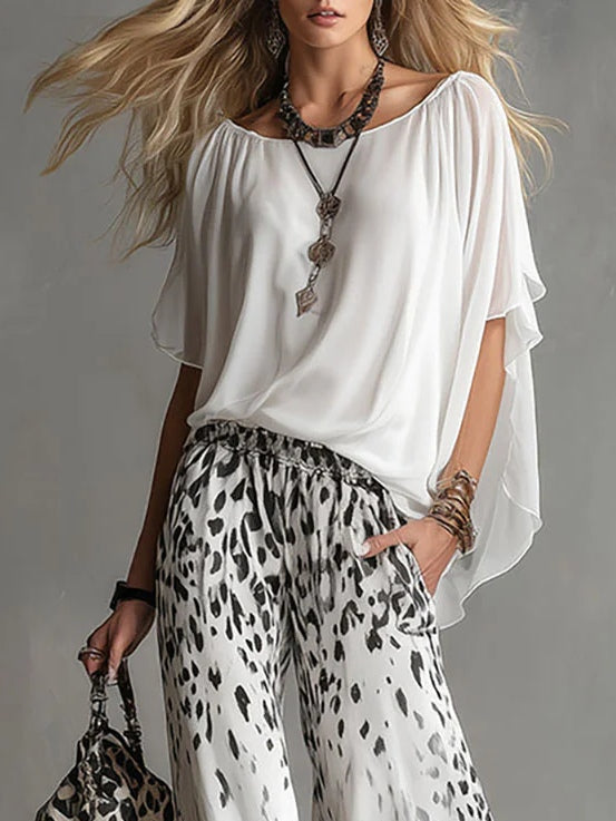Conjunto de camiseta blanca fluida y pantalones de gasa con estampado de leopardo
