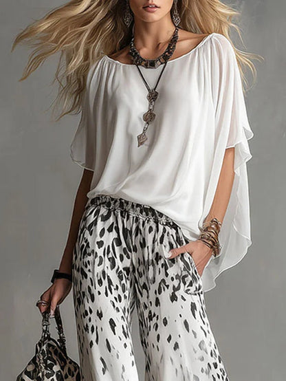 Conjunto de camiseta blanca fluida y pantalones de gasa con estampado de leopardo