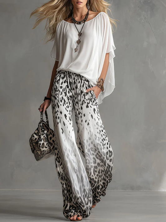 Conjunto de camiseta blanca fluida y pantalones de gasa con estampado de leopardo