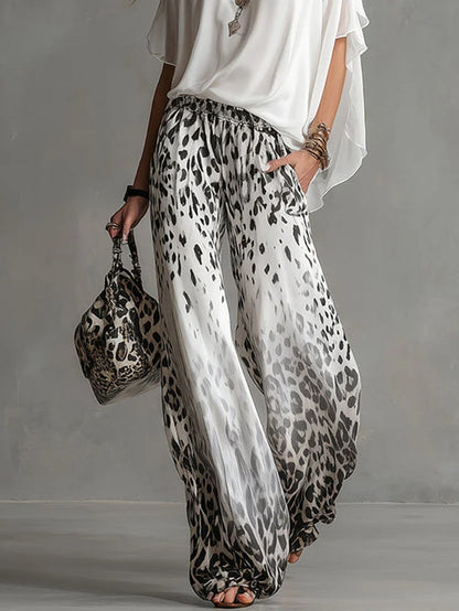 Conjunto de camiseta blanca fluida y pantalones de gasa con estampado de leopardo